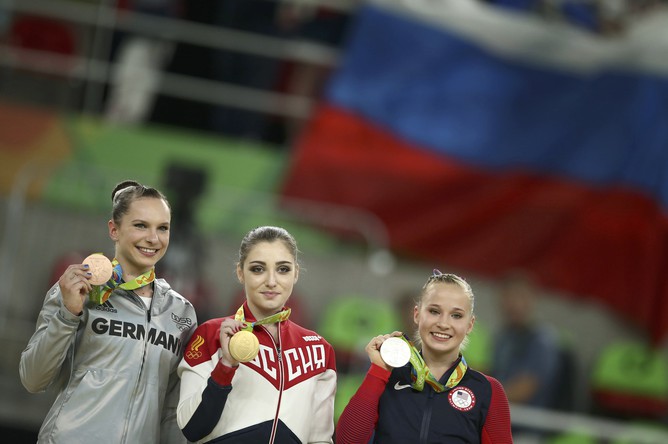 Лучшие гимнастки на ОИ-2016 в соревнованиях на разновысоких брусьях (слева направо): немка Софи Шедер (бронза), россиянка Алия Мустафина (золото) и американка Мэдисон Кошиан (серебро)