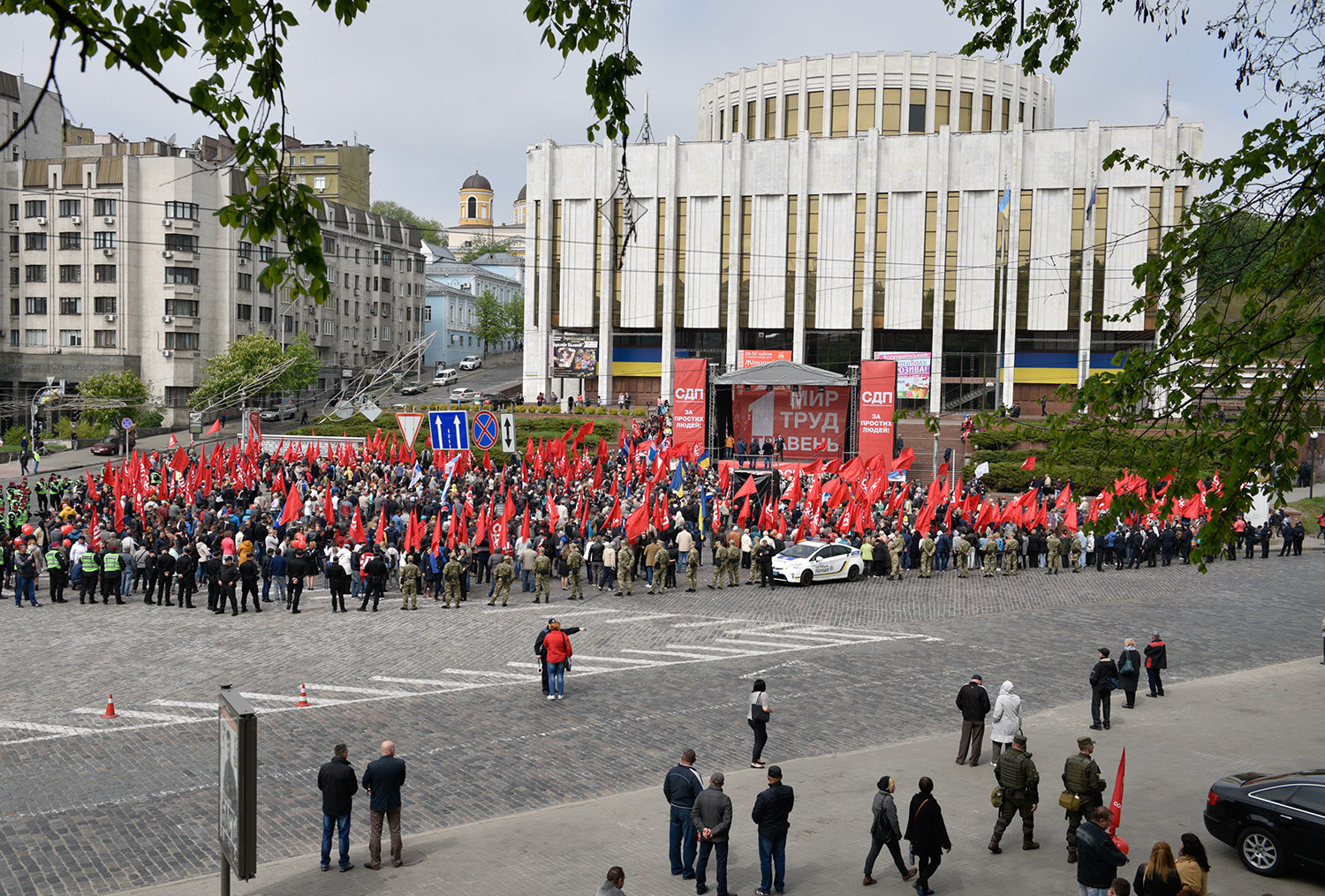 Участники первомайской демонстрации в Киеве, 1 мая 2017 года
