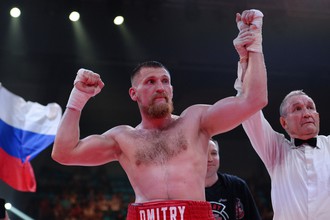 Российский боксер Дмитрий Кудряшов празднует победу в бое за титул чемпиона WBA International в первом тяжелом весе