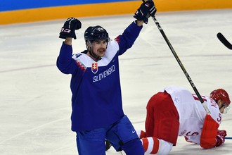 Словак Петер Черешняк радуется заброшенной шайбе в ворота России на Играх-2018