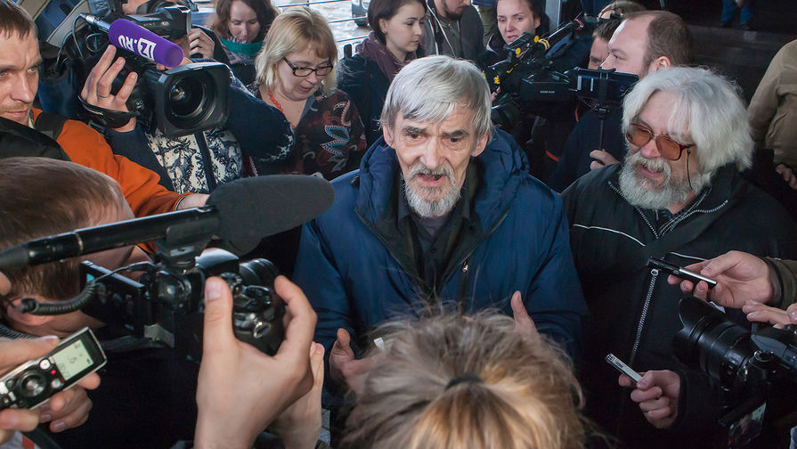 Глава карельского «Мемориала» Юрий Дмитриев после вынесения оправдательного приговора у Петрозаводского городского суда, 5 апреля 2018 года
