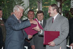 Президент России Борис Ельцин и президент Белоруссии Александр Лукашенко после подписания российско-белорусского соглашения о границах, 1995 год 