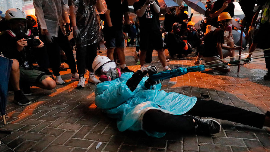 Полиция Гонконга применила слезоточивый у&nbsp;местного штаба Народно-освободительной армии Китая, чтобы разогнать антиправительственных демонстрантов, 31 августа 2019 года