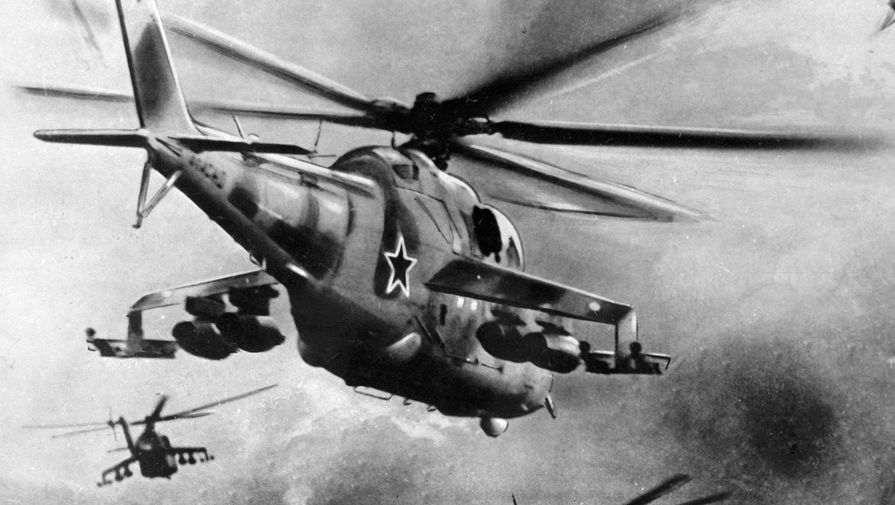 Вертолеты Ми-24 атакуют учебную цель, 1976 год