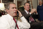 Кандидат в президенты США от Республиканской партии, губернатор Техаса, Джордж Буш со своими родителями — Джорджем Бушем и Барбарой Буш — наблюдают за подсчетом голосов, 7 ноября 2000 года