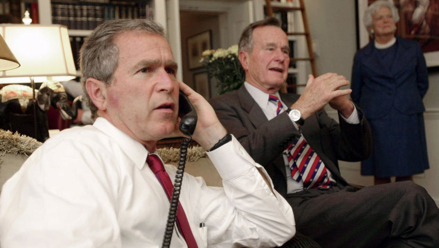 Кандидат в&nbsp;президенты США от Республиканской партии, губернатор Техаса, Джордж Буш со своими родителями &mdash; Джорджем Бушем и Барбарой Буш &mdash; наблюдают за&nbsp;подсчетом голосов, 7 ноября 2000 года