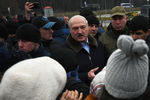 Президент Белоруссии Александр Лукашенко во время встречи с мигрантами возле пункта пропуска «Брузги» на белорусско-польской границе, 26 ноября 2021 года