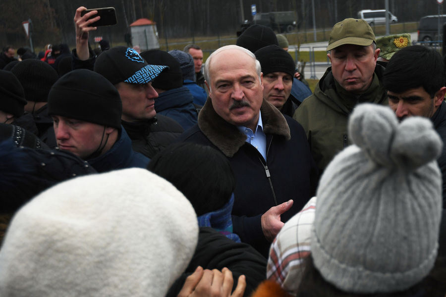 Президент Белоруссии Александр Лукашенко во время встречи с&nbsp;мигрантами возле пункта пропуска &laquo;Брузги&raquo; на&nbsp;белорусско-польской границе, 26&nbsp;ноября 2021&nbsp;года