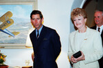 Принц Чарльз и Анджела Лэнсбери после вручения актрисе кавалера Ордена Британской империи, Лос-Анджелес, 1994 год
