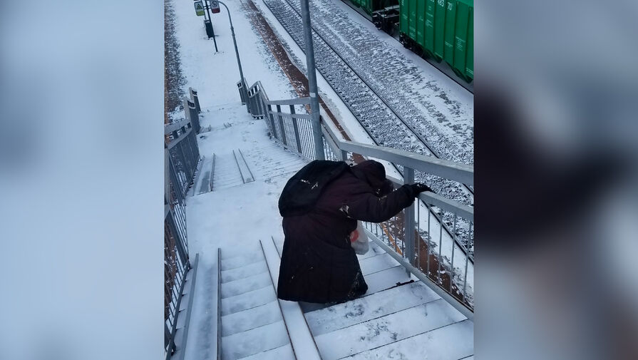 92-летняя женщина едва не попала под поезд, когда упала, испугавшись его гудка