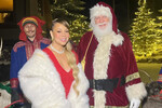 Певица Мэрайя Кэри с Санта-Клаусом в Рождество, 2023 год 