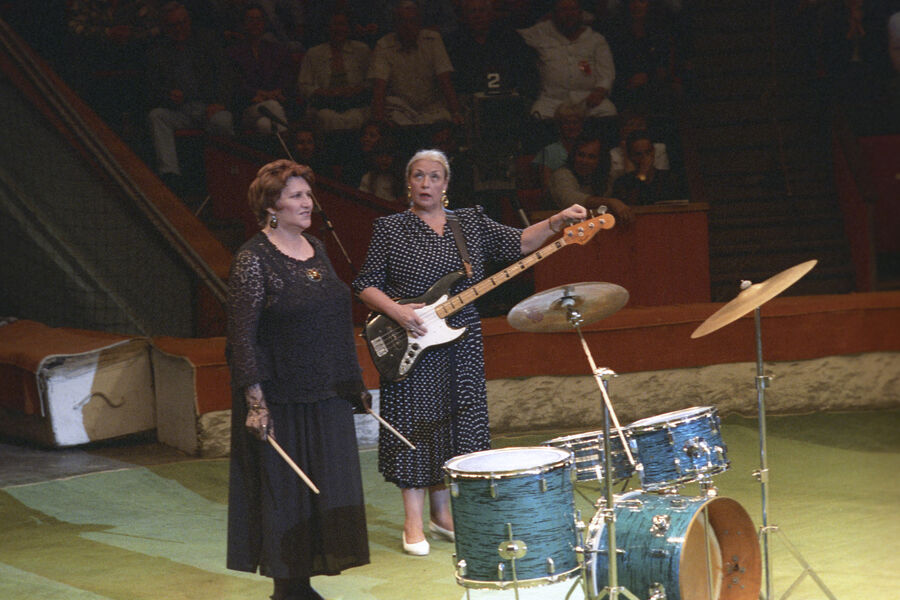 Актрисы Нонна Мордюкова и Лидия Федосеева-Шукшина на церемонии празднования 5-летия фестиваля «Кинотавр», 1994 год