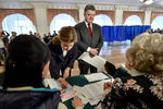 Президент Украины Петр Порошенко с супругой Мариной во время голосования на выборах в органы местного самоуправления на одном из избирательных участков Киева