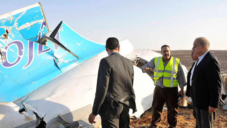Премьер-министр Египта Исмаил Шариф на&nbsp;месте крушения самолета А-321 авиакомпании «Когалымавиа» в&nbsp;центральной части Синайского полуострова
