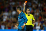 Арбитр показывает нападающему «Реала» Криштиану Роналду красную карточку в первом матче с «Барселоной» за Суперкубок Испании