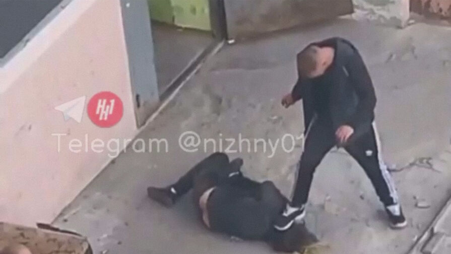 Мужчина жестоко избил девушку в Нижнем Новгороде и попал на видео