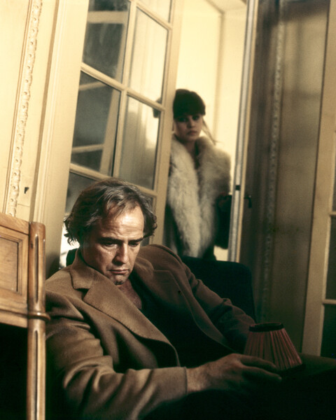 <b>«Последнее танго в&nbsp;Париже» (1972)</b><br><br>
В&nbsp;центре сюжета культовой картины — отношения 45-летнего американца Пола и 20-летней парижанки по&nbsp;имени Жанна, которые познакомились при&nbsp;просмотре сдаваемой в&nbsp;аренду квартиры и начали встречаться там исключительно ради секса. По&nbsp;настоянию Пола они не знают даже имен друг друга.
Эта скандальная работа Бертолуччи получила две номинации на&nbsp;«Оскар» (за лучшую режиссуру и лучшую мужскую роль). Однако у&nbsp;звезд проекта, Марлона Брандо и Марии Шнайдер, воспоминания о&nbsp;съемках остались самые неприятные. Дело в&nbsp;том, что при&nbsp;создании знаменитой сцены, где Пол насилует Жанну, используя сливочное масло, Марию Шнайдер о&nbsp;таком развитии событий не предупредили — чтобы добиться искренней реакции. Как позже признавалась актриса, она действительно почувствовала себя изнасилованной и больше никогда не употребляла в&nbsp;пищу сливочное масло.