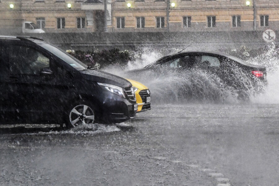 Движение транспорта во время дождя в&nbsp;Москве, 12&nbsp;июля 2025&nbsp;года