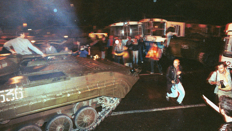 События, которые происходили на пересечении Садового кольца и Нового Арбата в ночь на 21 августа 1991 года