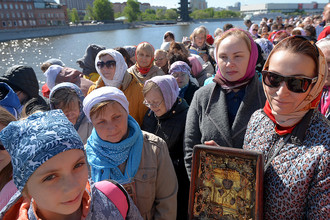 Верующие стоят в очереди к храму Христа Спасителя в Москве, 22 мая 2017 года