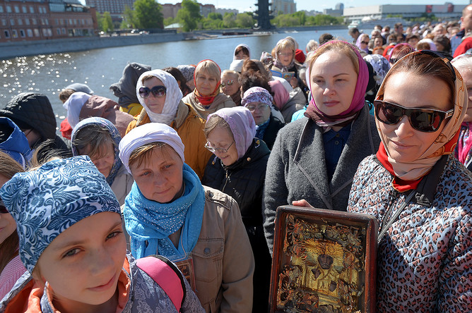 Верующие стоят в очереди к храму Христа Спасителя в Москве, 22 мая 2017 года