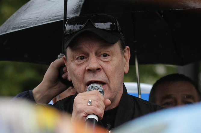 Александр Бурдонский выступает на митинге на Гоголевском бульваре в центре Москвы, 2012 год