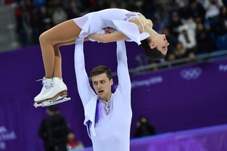 Наталья Забияко и Александр Энберт (Россия) выступают в произвольной программе парного катания на соревнованиях по фигурному катанию на XXIII зимних Олимпийских играх.