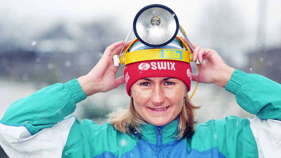 Лыжница Елена Вяльбе готовится к&nbsp;вечерней тренировке, 1997 год