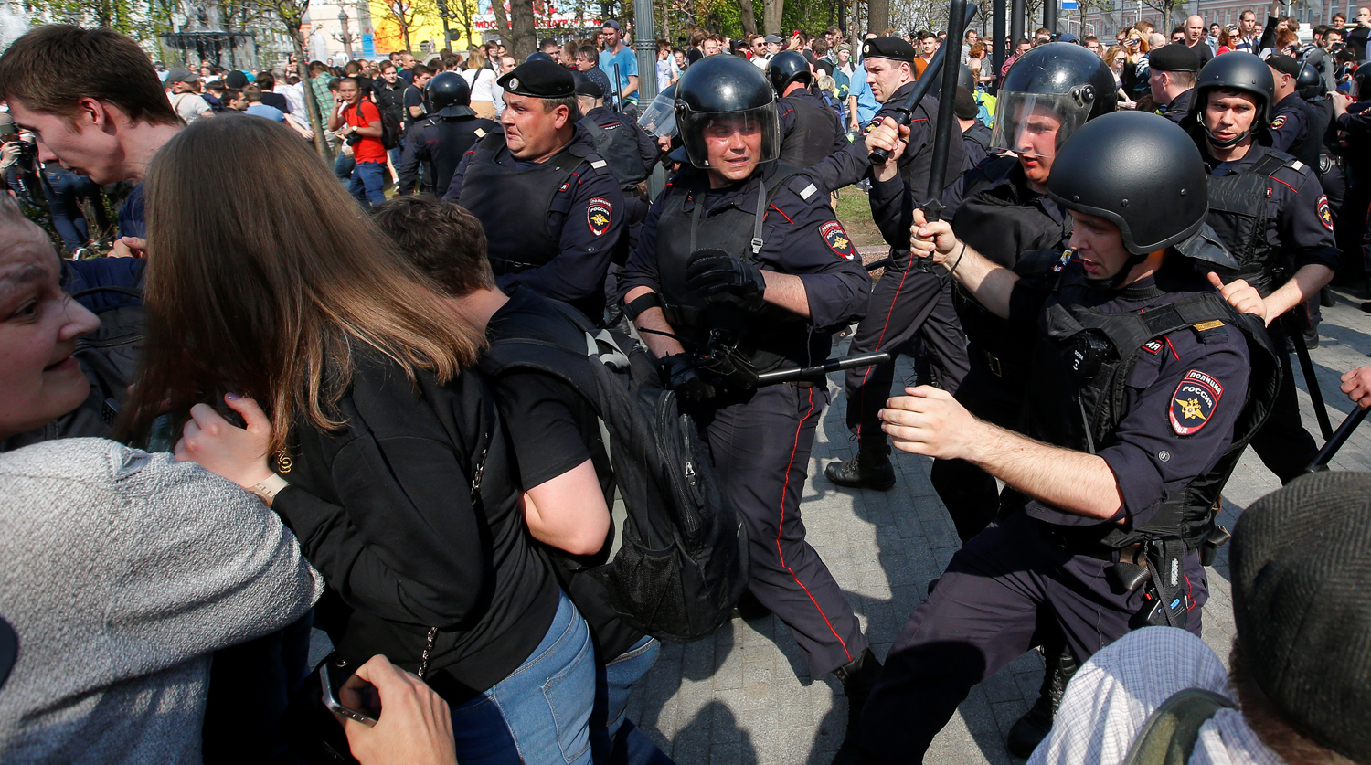 Во время несогласованной акции сторонников оппозиционного политика Алексея Навального в центре Москвы, 5 мая 2018 года
