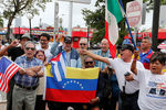 Венесуэльцы и кубинцы протестуют против Николаса Мадуро в районе Майами Маленькая Гавана 