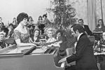 Тамара Синявская и народный артист СССР Муслим Магомаев во время съемок праздничной новогодней программы «Голубой огонек», 1974 год