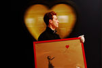 Работа Бэнкси «Девочка с красным шаром» на аукционе Bonhams, 2012 год