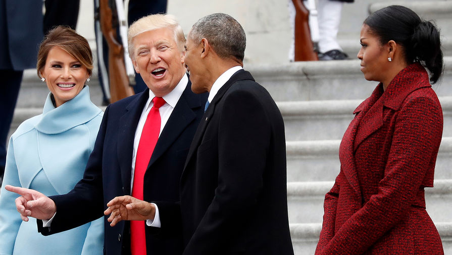Президент США Дональд Трамп с супругой Меланьей и бывший президент Барак Обама с супругой Мишель в день инаугурации Трампа в Вашингтоне, 20 января 2017 года