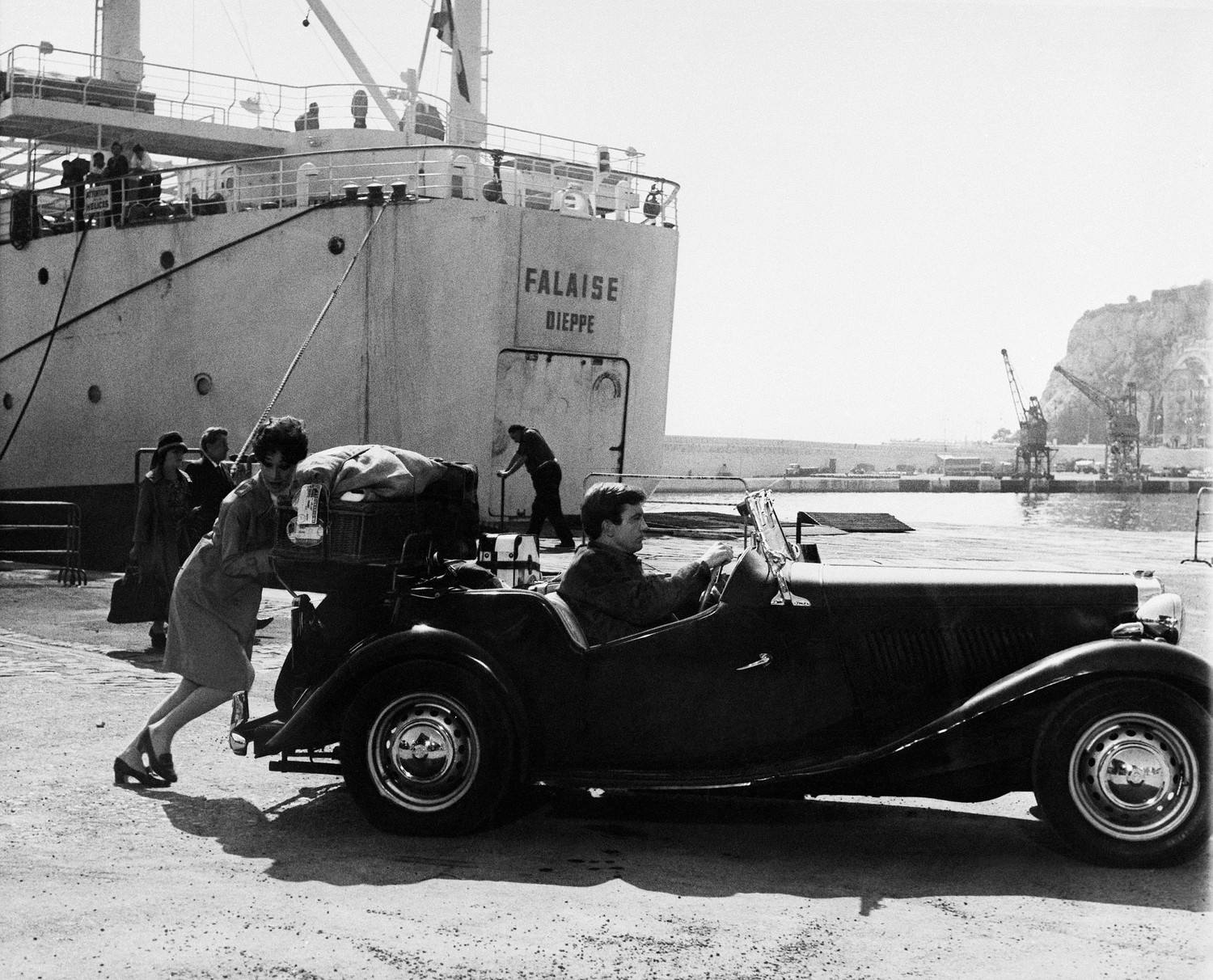 Одри Хепберн и Альберт Финни на съемках фильма &laquo;Двое на дороге&raquo; в порту Ниццы, 1966 год