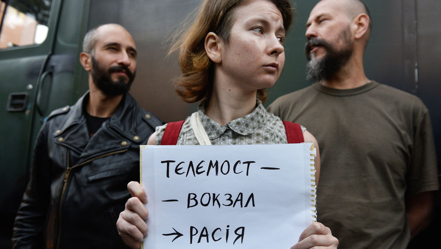 Участники акции протеста у офиса телеканала NewsOne против телемоста между российским каналом «Россия 1» и украинским каналом NewsOne, 8 июля 2019