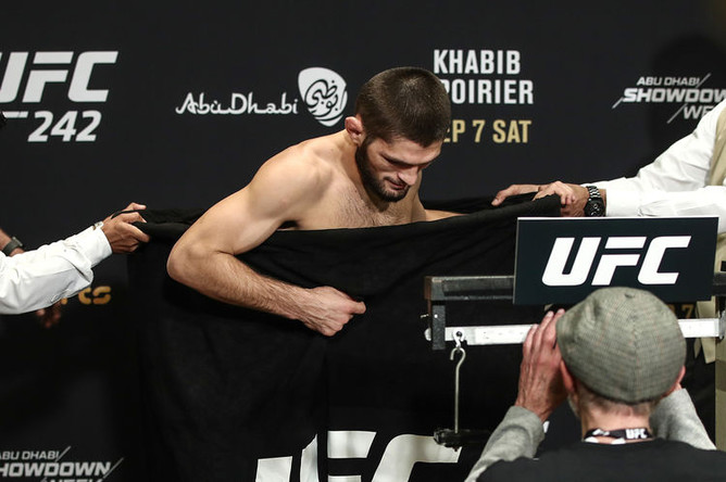 Чемпион UFC в легком весе Хабиб Нурмагомедов во время официальной церемонии взвешивания накануне турнира UFC 242, 6 сентября 2019 года