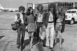 Солисты группы Cream в аэропорту Лондона, 1967 год. Слева направо на снимке: бас-гитарист Джек Брюс со спутницей, барабанщик Джинджер Бейкер и музыкант Эрик Клэптон со спутницей