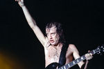 Гитарист группы AC/DC Ангус Янг во время выступления на фестивале «Монстры рока» в Тушино, 28 сентября 1991 года