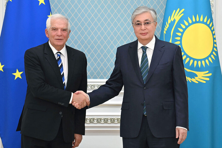 Глава евродипломатии Жозеп Боррель и президент Казахстана Касым-Жомарт Токаев во время встречи в Астане, 17 ноября 2022 года