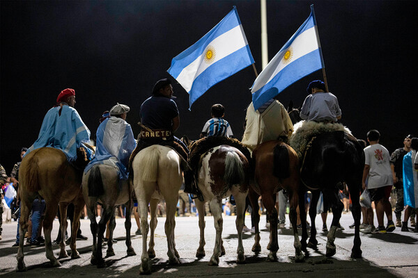 Мужчины, одетые в&nbsp;традиционные наряды, ждут автобус со сборной Аргентины в&nbsp;Буэнос-Айресе, 20&nbsp;декабря 2022&nbsp;года