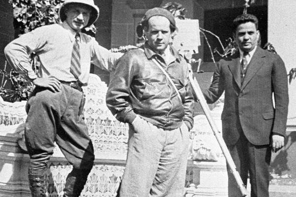Оператор Эдуард Тиссэ, кинорежиссер Сергей Эйзенштейн и губернатор штата Оахака во время работы съемочной группы в&nbsp;Мексике, 1930&nbsp;год