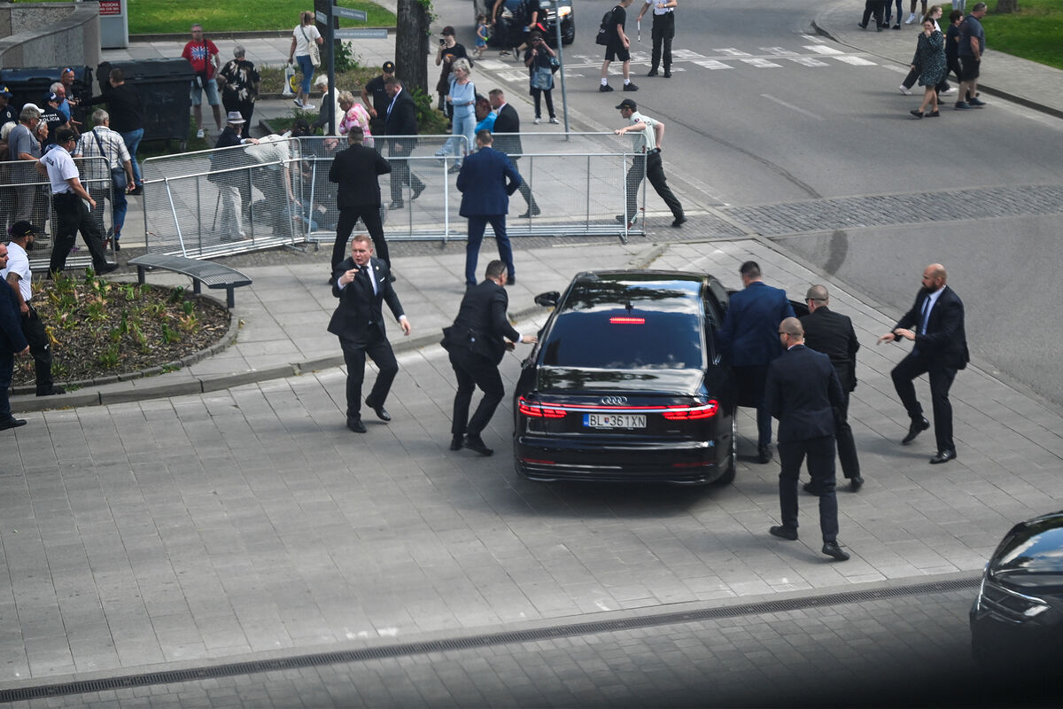 В Кремле предположили, почему охрана не смогла защитить Фицо от нападения -  Газета.Ru | Новости