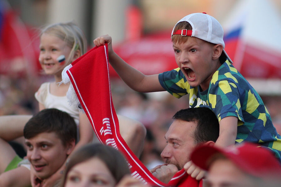 Болельщики празднуют победу сборной России в&nbsp;матче 1/8 финала ЧМ-2018 по&nbsp;футболу между&nbsp;сборными Испании и России на&nbsp;стадионе &laquo;Лужники&raquo; в&nbsp;Москве, 1&nbsp;июля 2018&nbsp;года