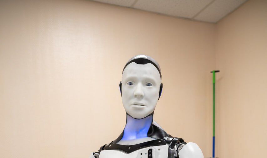 В Перми студентов начал обучать человекоподобный робот