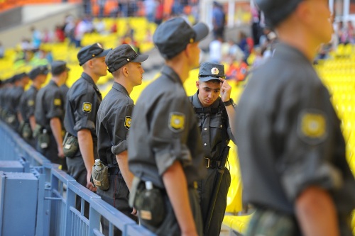 Во время футбола сотрудники полиции будут смотреть не только на зрителей, но и на поле