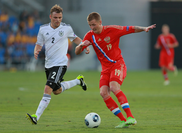 Защитник сборной Германии Тони Янтшке и полузащитник сборной России Максим Григорьев (слева направо)
