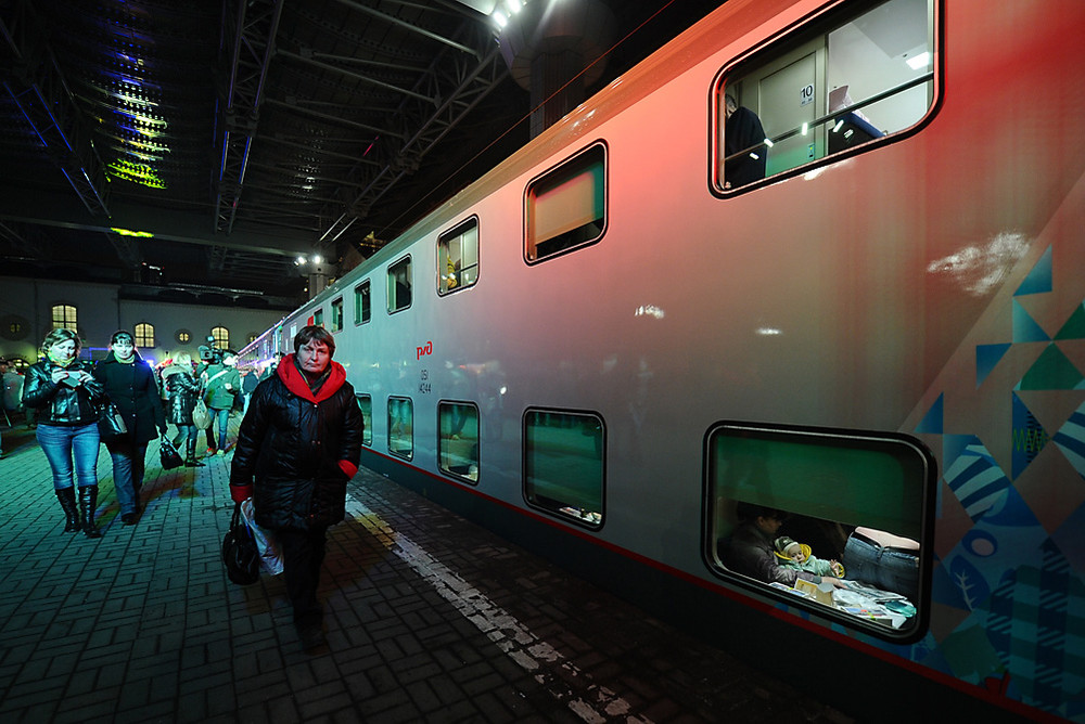 Поезд москва сочи двухэтажный купить. Двухэтажный поезд в Сочи. Двухэтажный поезд Казанский вокзал. Двухэтажный вагон Казанский вокзал. Двухэтажный поезд в Сочи внутри.