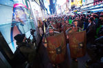 В Нью-Йорке на Таймс-сквер первых покупателей Xbox приветствовали воины из игры Ryse: Son of Rome