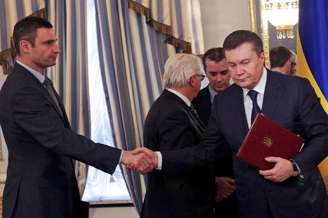 Лидер партии УДАР Виталий Кличко, глава МИД Германии Франк Вальтер Штайнмайер и президент Украины Виктор Янукович (слева направо) после заседания по урегулированию кризиса на Украине