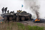 Украинские войска охраняют блокпост недалеко от Славянска